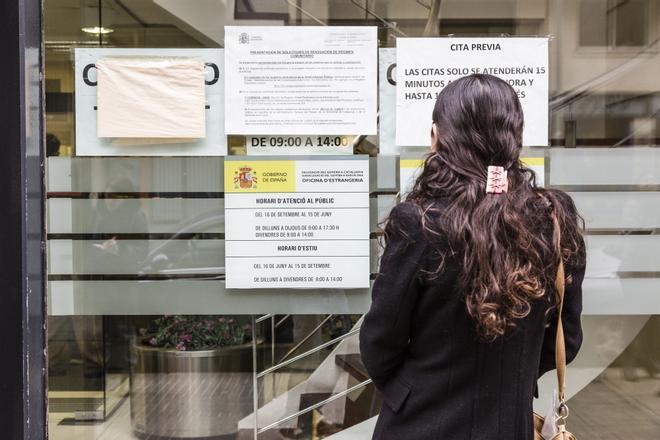"Nos sentimos discriminados por un funcionario de Extranjería en Barcelona"