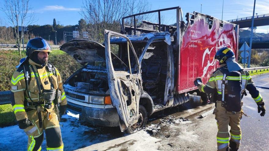 Alarma por un camión en llamas en la entrada a Gijón