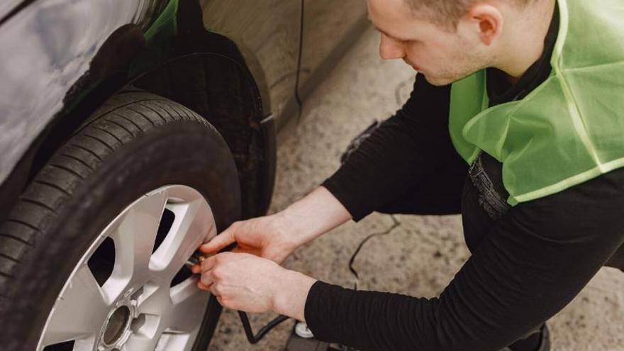 Saps els riscos que pot suposar portar les rodes del cotxe desinflades?