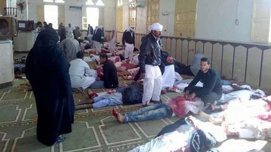 Víctimas del atentado en el interior de la mezquita Al Rauda, en la península egipcia del Sinaí. // Efe