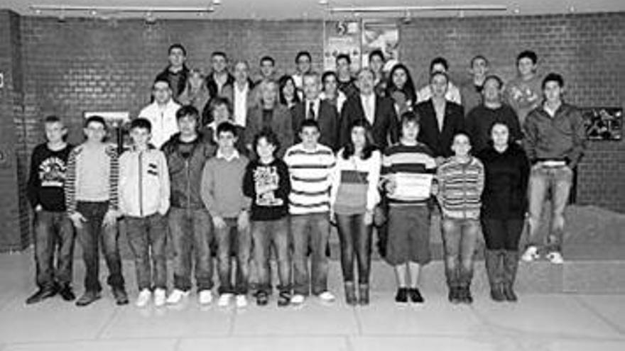 Los alumnos de Grandas de Salime, en Madrid, con el Ministro.