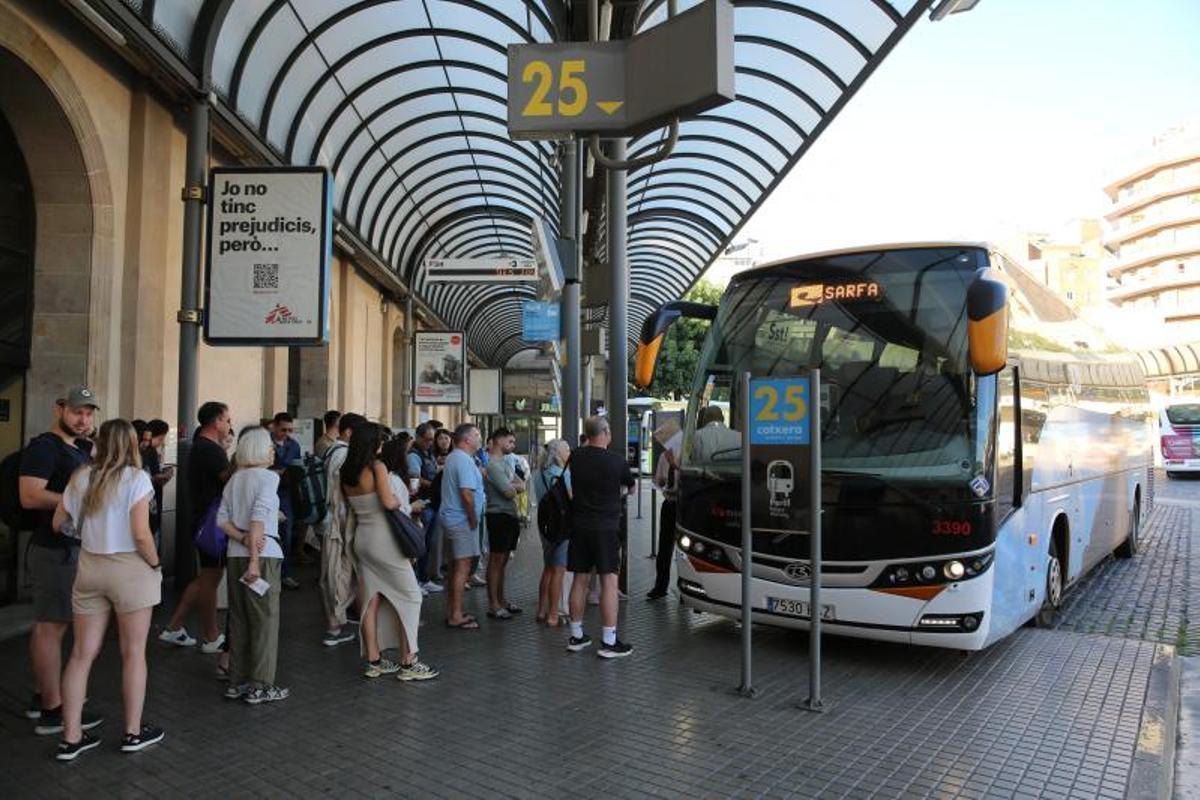 Buses interurbanos en la Estació del Nord y Barcelona.