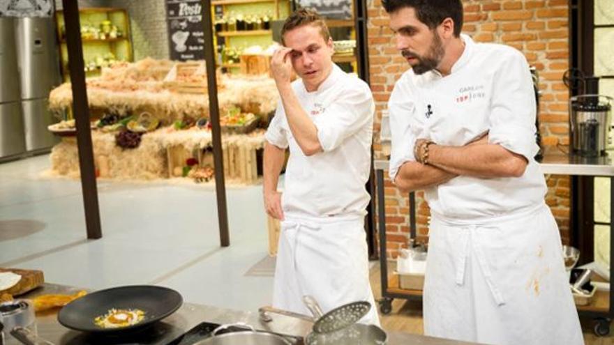 Carlos acusa a David de copiar a otros cocineros.