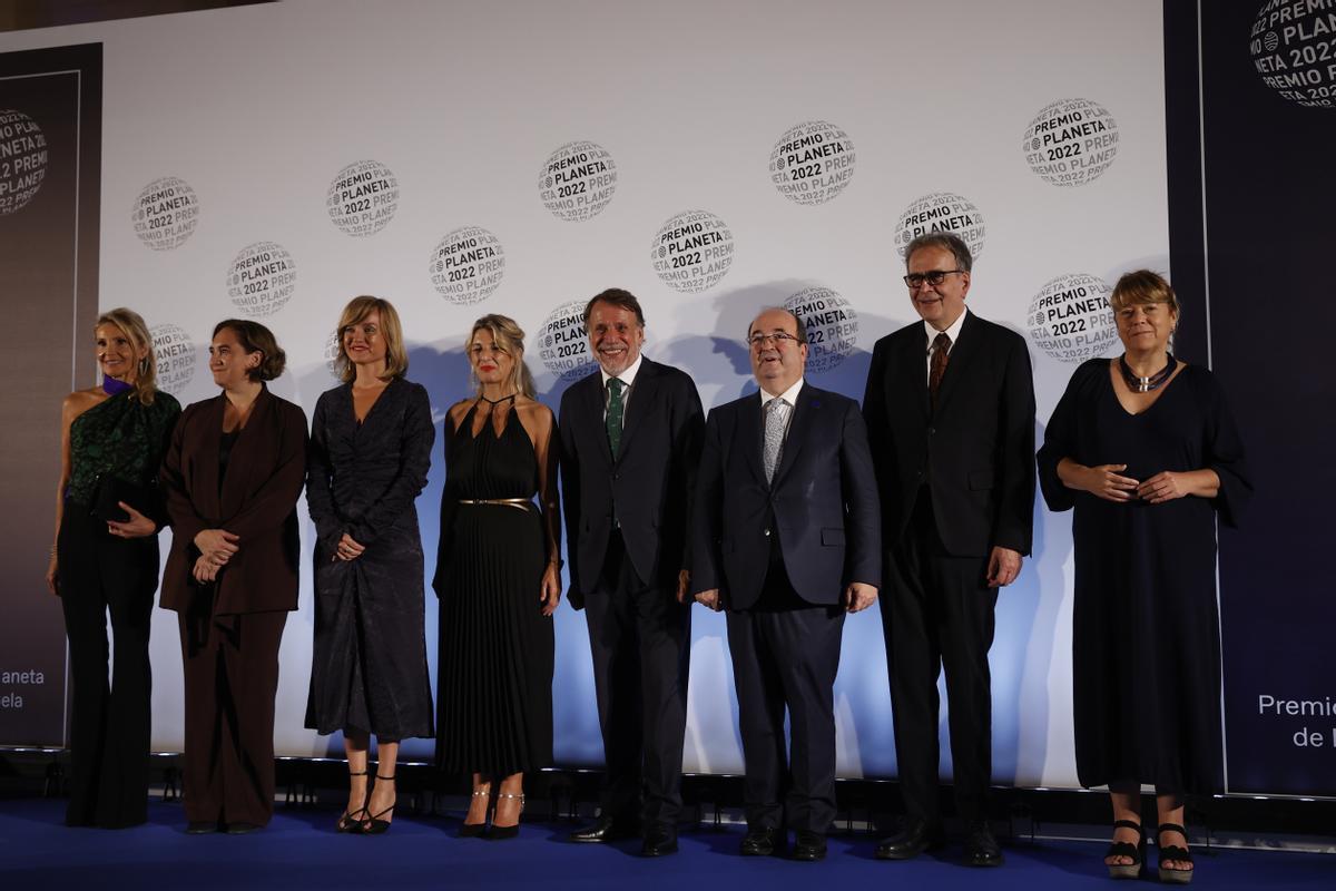Ada Colau, Pilar Alegría, Yolanda Díaz, José Crehueras, Miquel Iceta, Joan Subirats y Natàlia Garriga en el 71 Premio Planeta 
