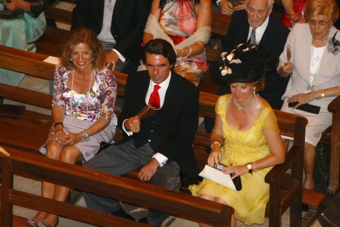 Invitados y curiosos en la boda en Santa María