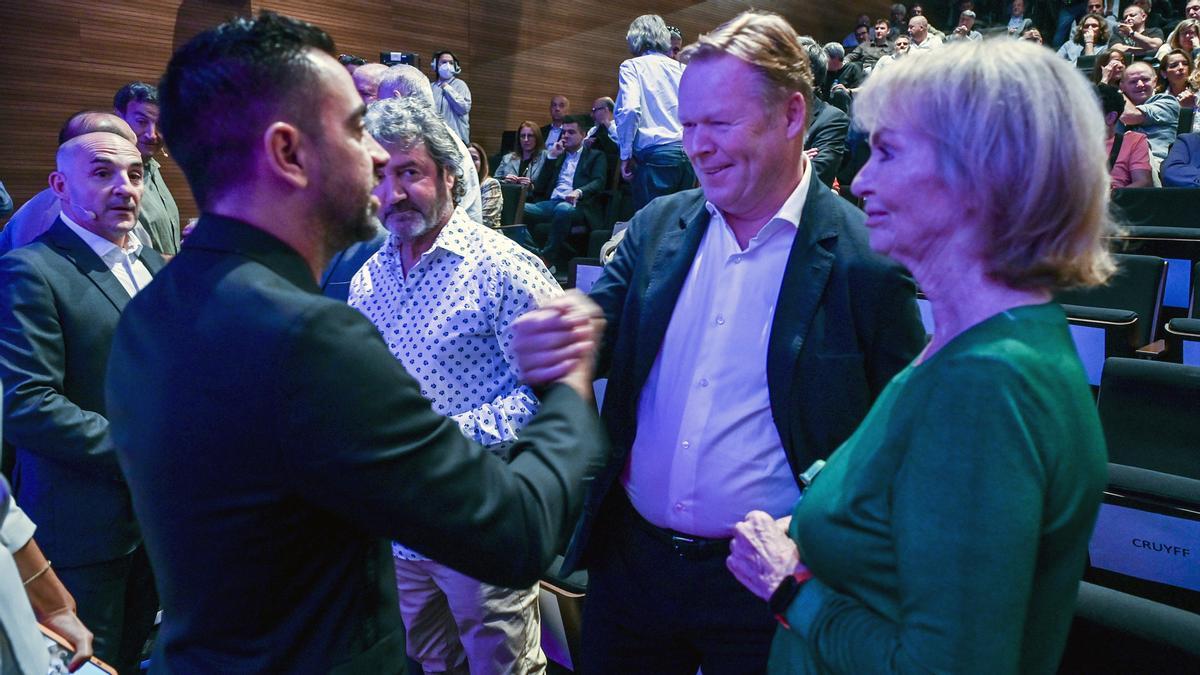 Xavi y Koeman conversan, en presencia de Danny Cruyff, en el acto organizado por 'Amics de Johan' con motivo de los 30 años del triunfo de Wembley.