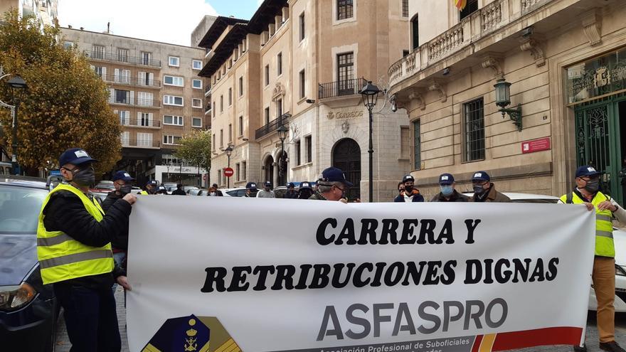 Unas 20 personas se concentran en Palma pare reivindicar &quot;una carrera y retribuciones dignas&quot; en las Fuerzas Armadas