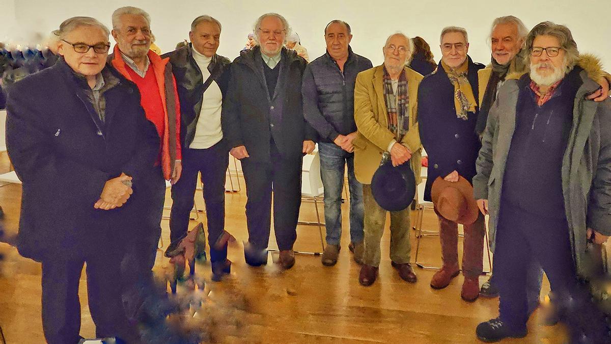 Miembros destacados de la cultura viguesa celebrando el cumpleaños de Laxeiro en Museo de Arte Contemporáneo de Vigo