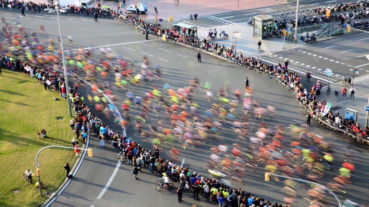 Corredores del maratón de Barcelona en la plaza Espanya.