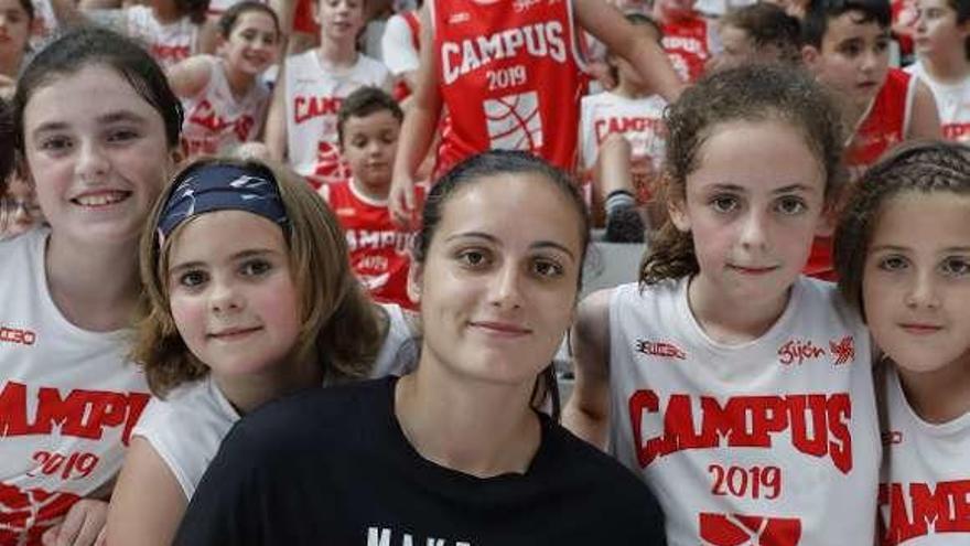 Ángela Salvadores posa junto a varias alumnas del campus de la Fundación Gijón Baloncesto.