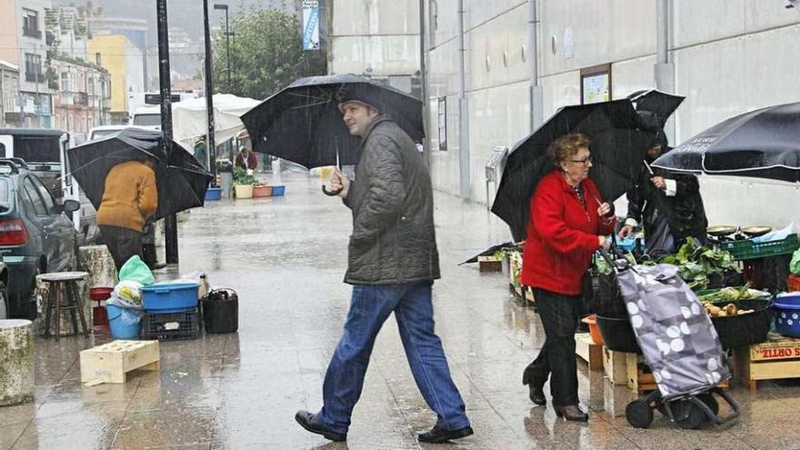 Las vendedoras del frente de la plaza de Bueu no tienen dónde resguardarse en caso de lluvia. // S.Álvarez