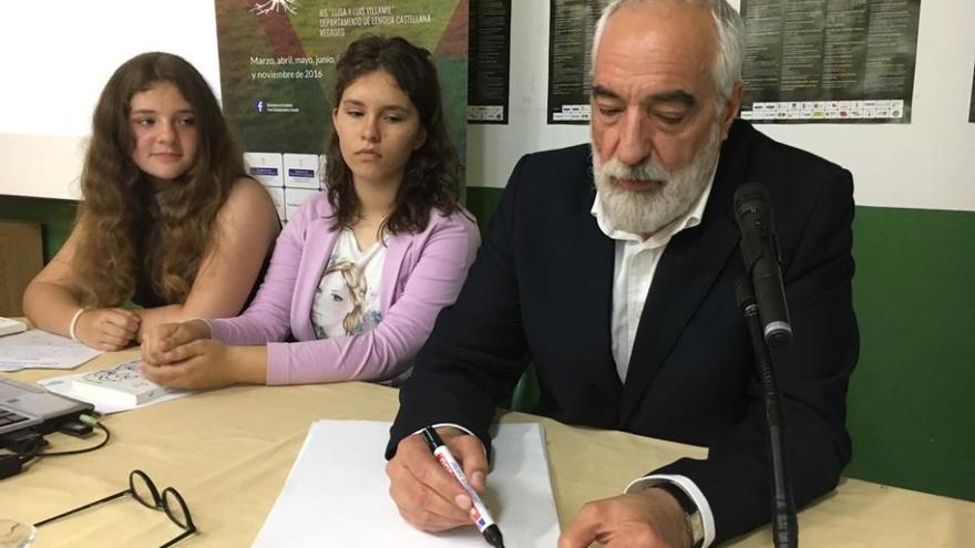 Emilio Urberuaga, junto a dos alumnas, en Vegadeo. t.c.