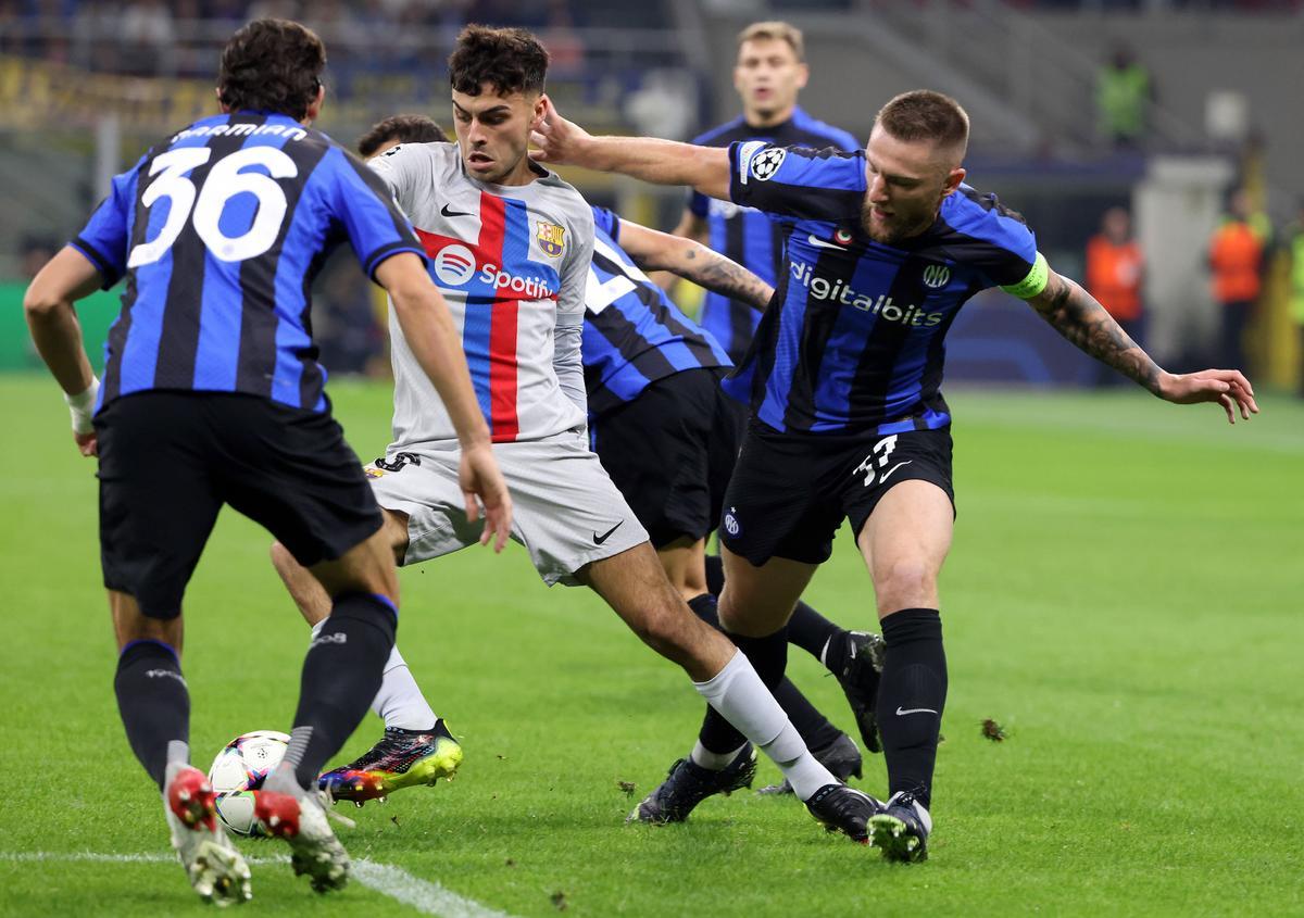 Milan (Italy), 04/10/2022.- Barcelona’s Pedri (C) challenges for the ball with Inter Milan’s Matteo Darmian (L) and his teammate Milan Skriniar during the UEFA Champions League Group C match between FC Inter and FC Barcelona at Giuseppe Meazza stadium in Milan, Italy, 04 October 2022. (Liga de Campeones, Italia) EFE/EPA/MATTEO BAZZI