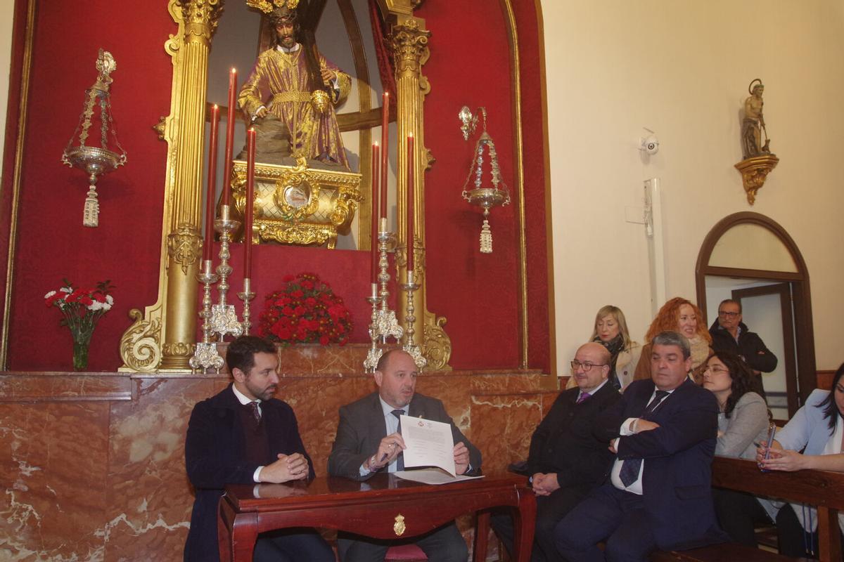 Firma del contrato para la realización de 'La Cruz del Mundo', sobre la que girará la celebración del L Aniversario de la bendición del Nazareno de los Pasos en el Monte Calvario, de la cofradía del Rocío