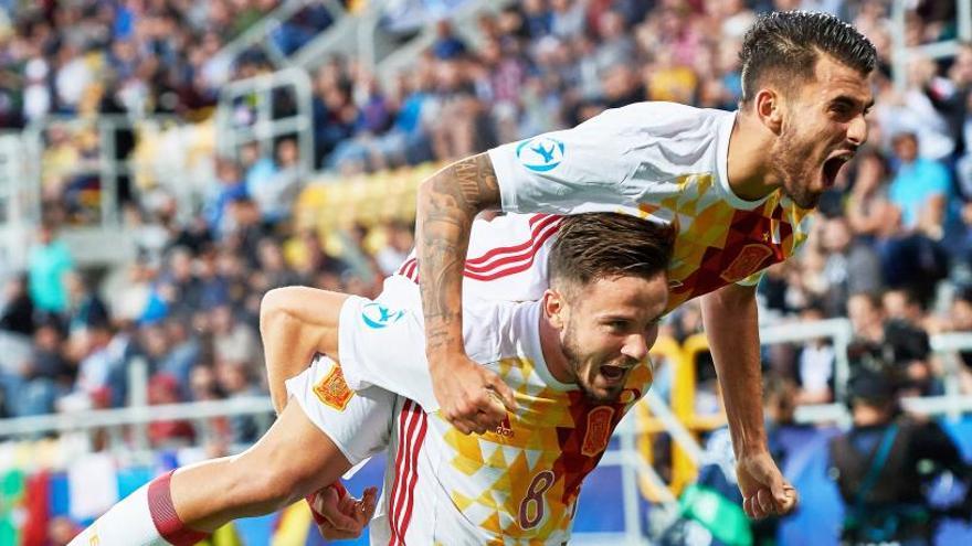 Ñíguez celebra su gol con Dani Ceballos.