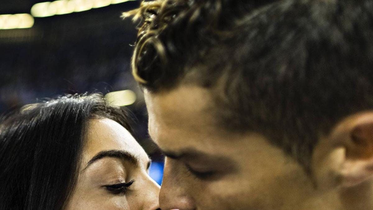 Cristiano Ronaldo y Georgina Rodríguez se dan un besi