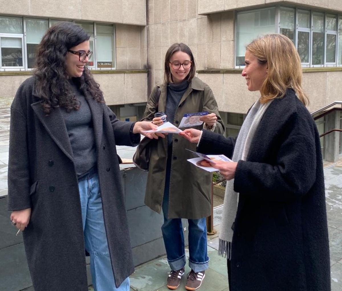 Maite Flores repartió folletos con propuestas para el estudiantado. | CEDIDA