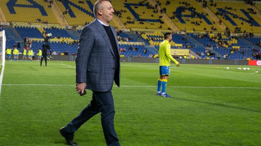 Miguel Ángel Ramírez, presidente de la UD Las Palmas, camina sobre el césped del Gran Canaria antes del último partido en casa, frente al Real Zaragoza, el pasado 14 de enero.