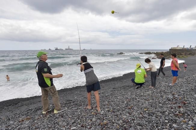 Encuentro sobre el mar en el barrio marinero de ...