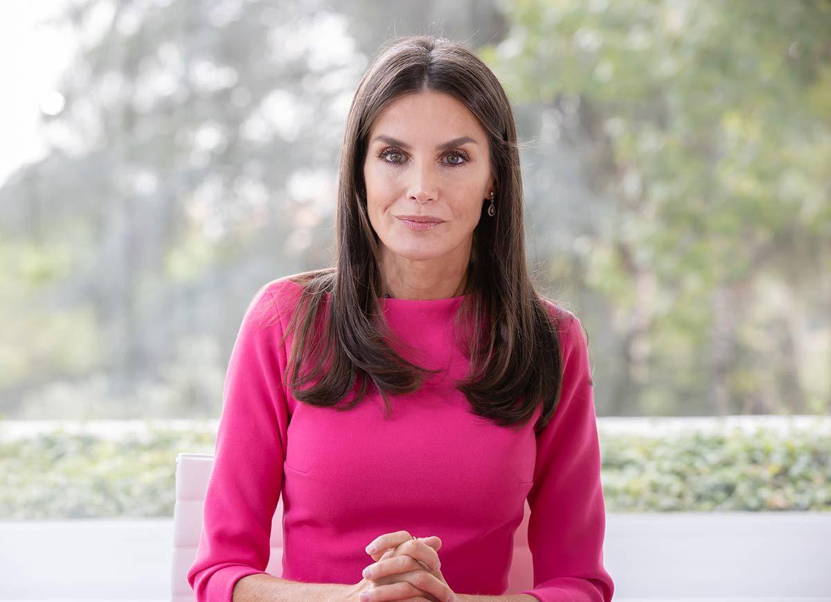 La reina Letizia con un vestido rosa de Moisés Nieto en la intervención telemática de la jornada inaugural del Foro Mundial de la Alimentación