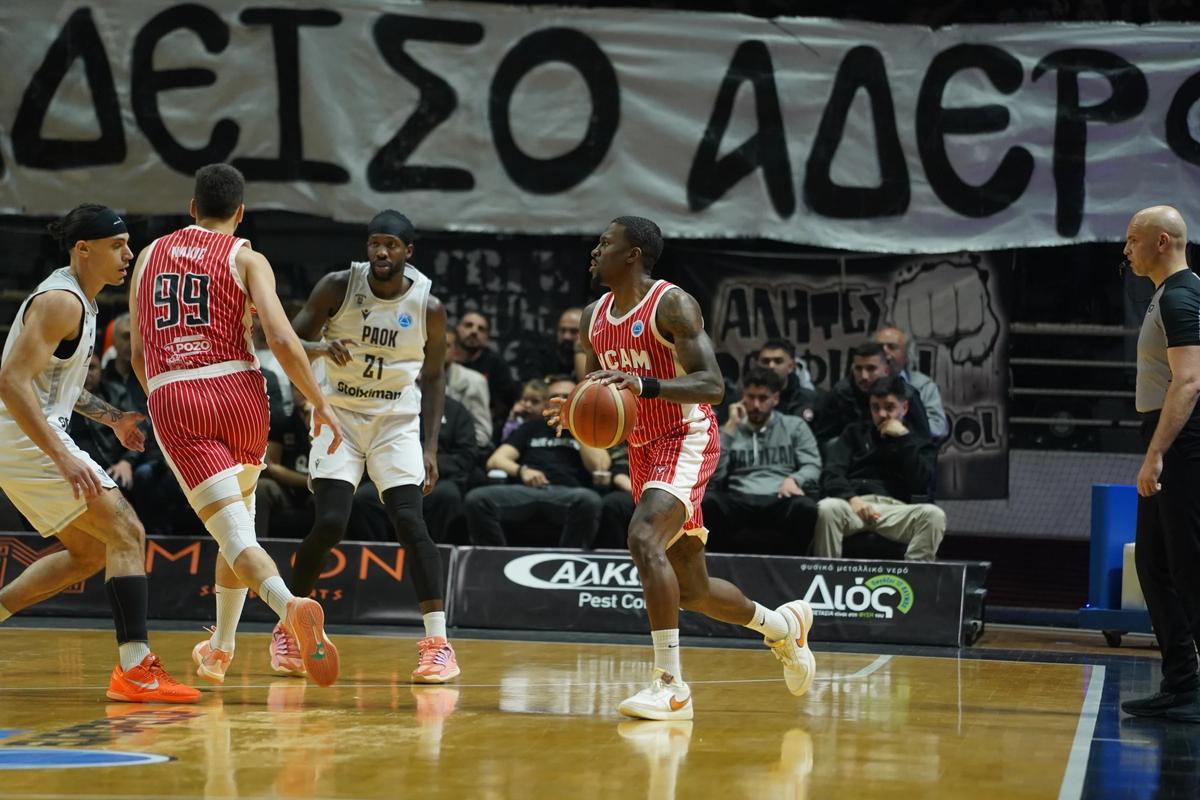 Dylan Ennis, del UCAM Murcia, durante el encuentro ante el PAOK en Grecia.