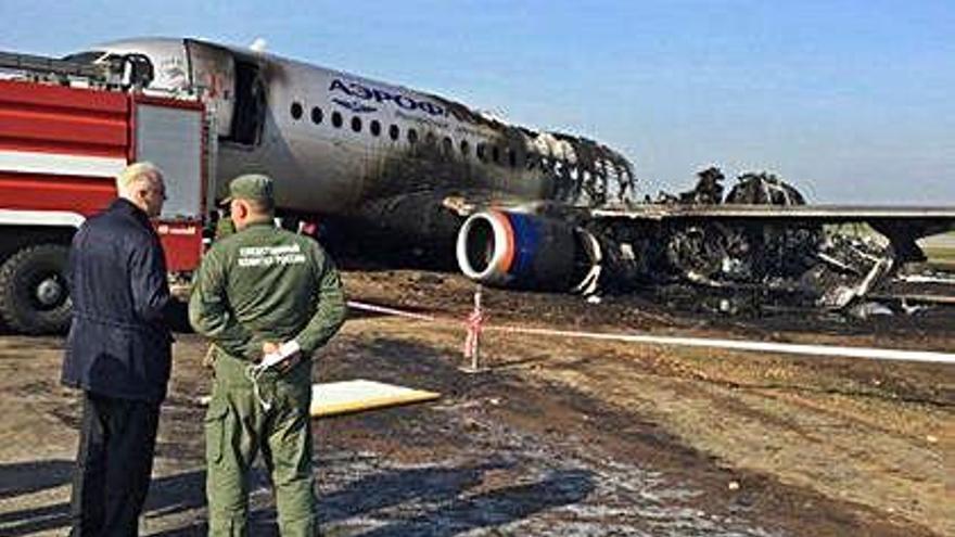 Parte del avión incenciado.