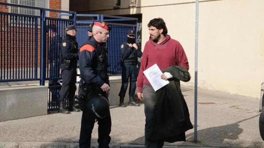 Sortida de l&#039;alcalde de Verges, Ignasi Sabater, de la comissaria de la Policia Nacional a Girona