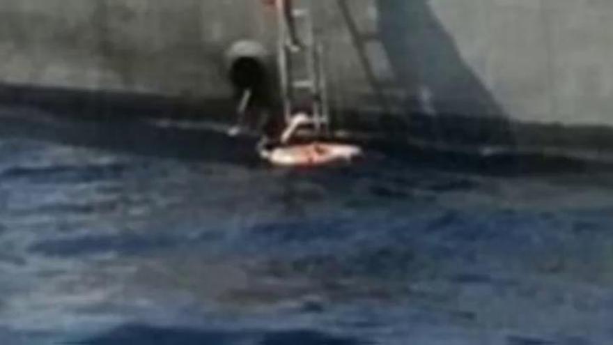Rescatan a una británica que cayó desde un crucero y pasó 10 horas en el mar