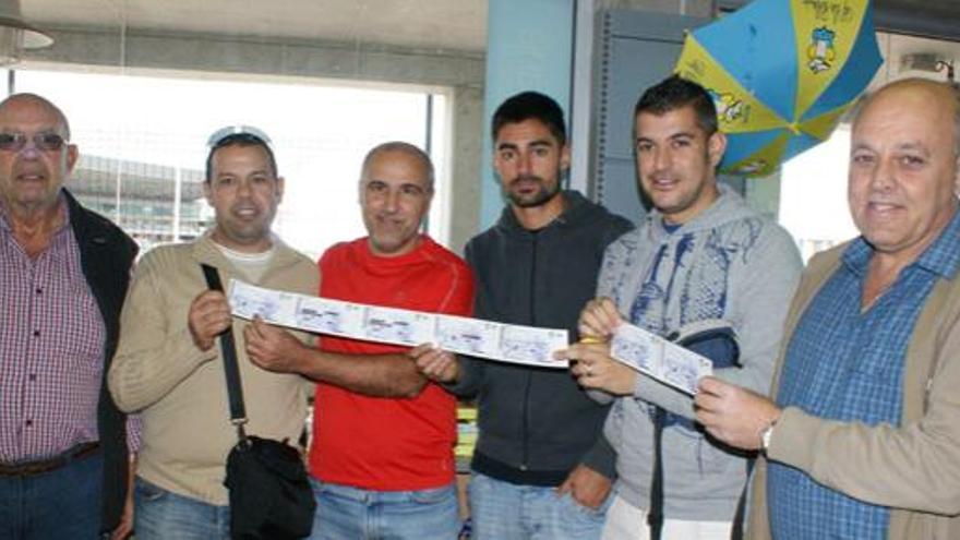 José Morales (1ºi), Laureano Mendoza (2ºi) y Pedro Rodríguez (c), ayer, junto a varios aficionados. i  LP / DLP