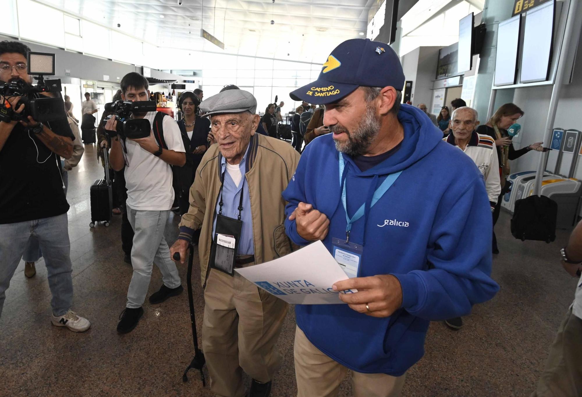 El centenario Gonzalo Nodal, entre los 200 emigrantes gallegos que vuelven a la tierra que les vio nacer