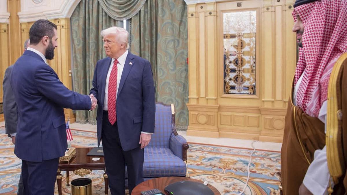 El presidente interino de Siria, Ahmed al Sharaa, estrecha la mano del líder de EEUU, Donald Trump, ante la mirada del príncipe heredero saudí, Mohammed bin Salman, este miércoles en Riad.