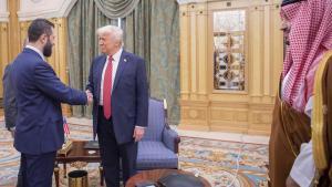 El presidente interino de Siria, Ahmed al Sharaa, estrecha la mano del líder de EEUU, Donald Trump, ante la mirada del príncipe heredero saudí, Mohammed bin Salman, este miércoles en Riad.
