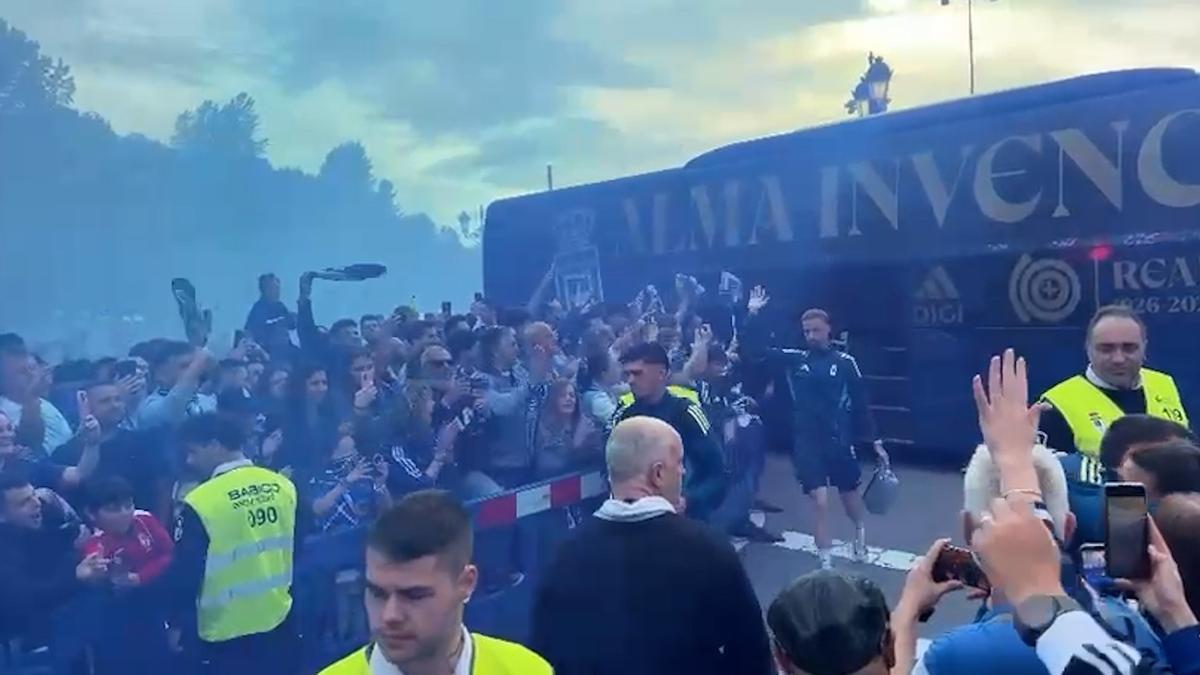 La afición del Real Oviedo nunca abandona a los suyos: “Sí se puede”, gritan en un recibimiento masivo en la previa del partido ante el Villarreal