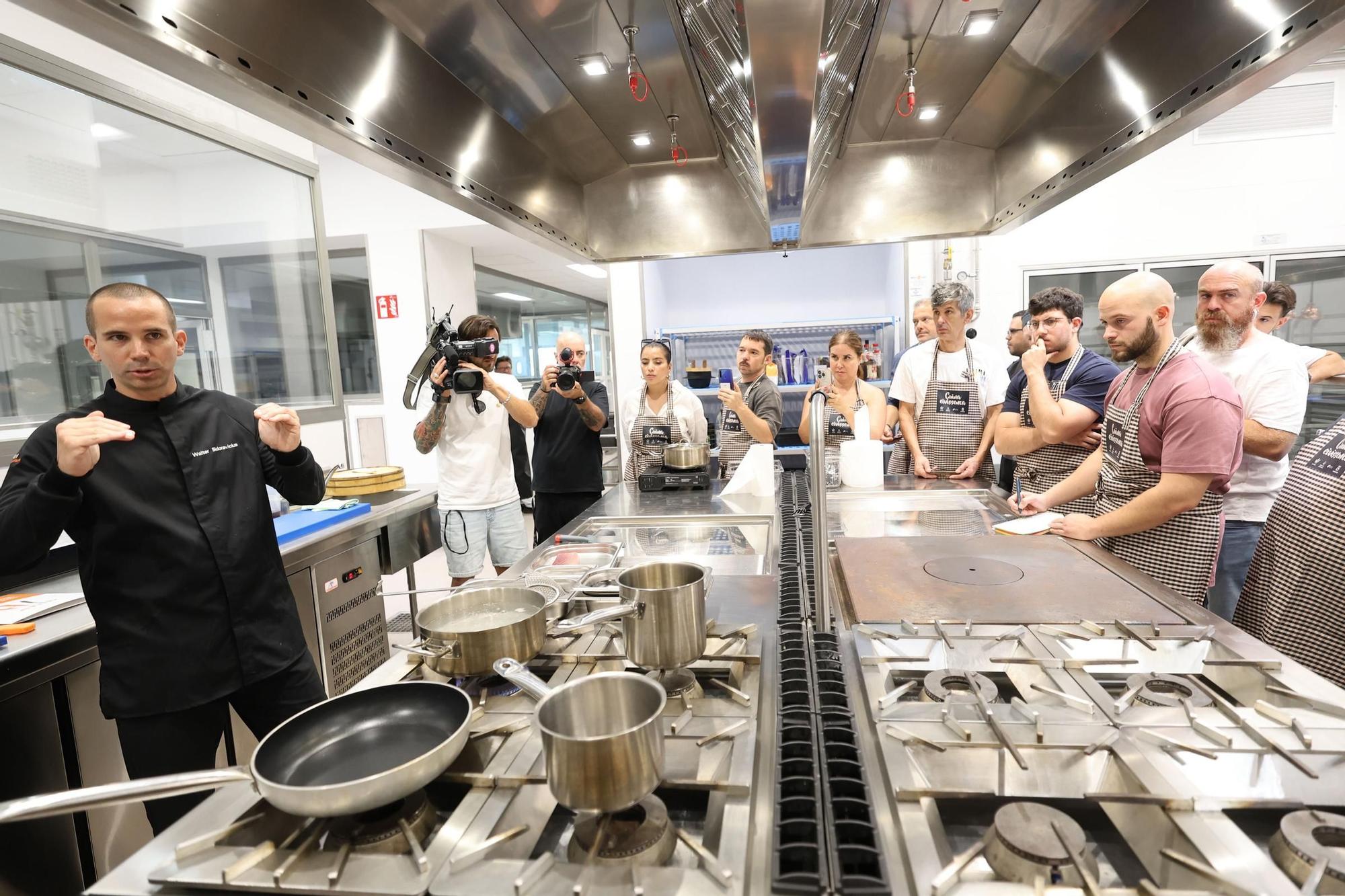 Clase magistral de sushi en la Escuela de Hostelería
