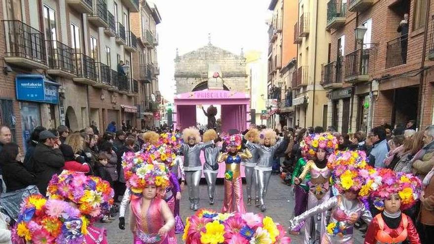 Uno de los grupos participantes en el desfile del pasado año.