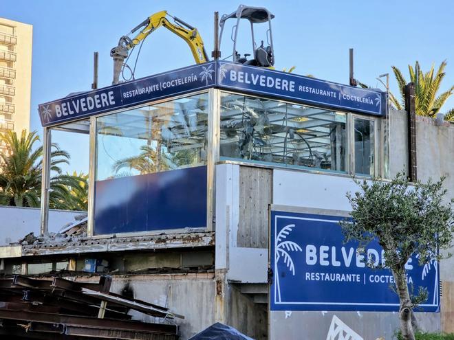 Salou inicia la renaturalización de la playa de Llevant con la demolición de la mítica coctelería Belvedere
