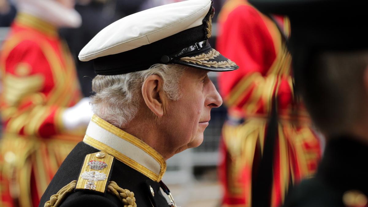 El rey Carlos III del Reino Unido sigue el féretro de su madre, en su camino desde la abadía de Westminster hasta el castillo de Windsor, tras el servicio religioso