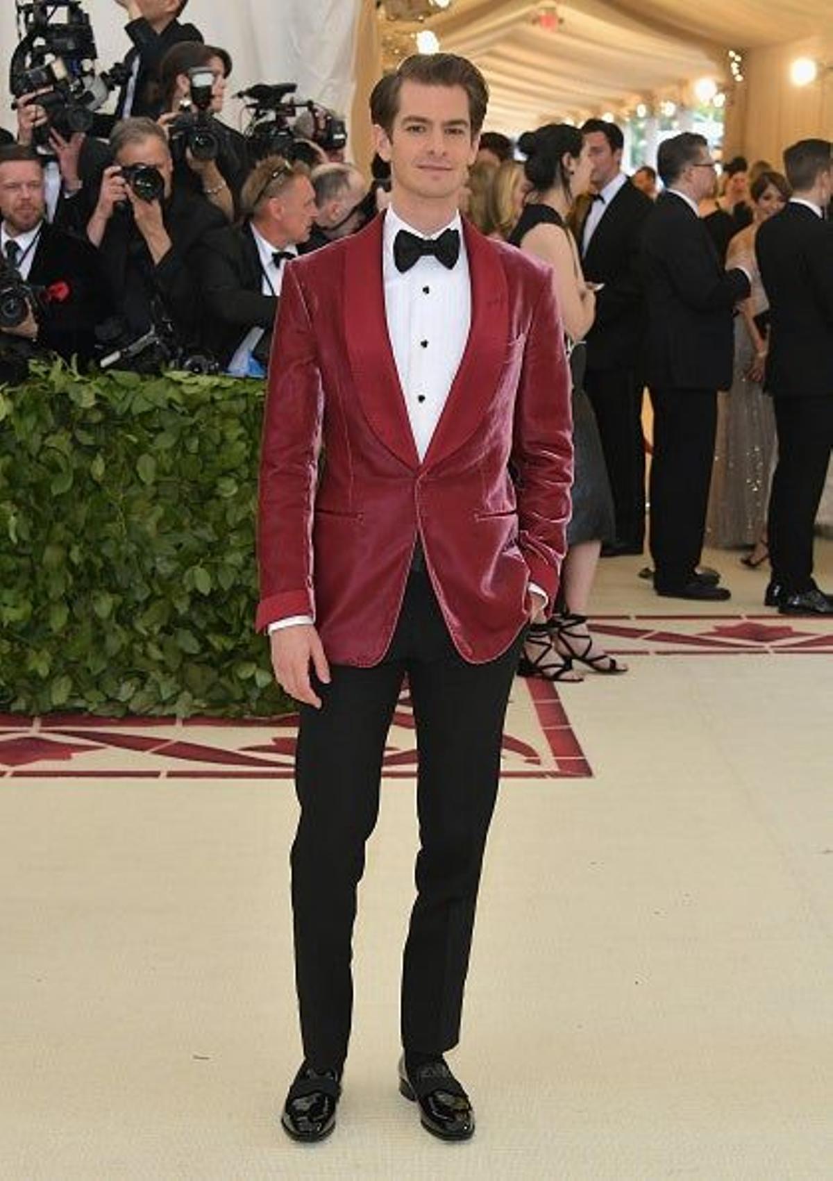 Andrew Garfield con chaqueta de terciopelo en la Gala Met