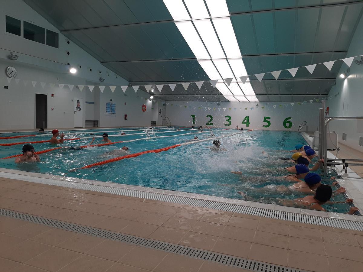 Las participantes en las clases de gimnasia realizan un ejercicio que consiste dar patadas en el agua.