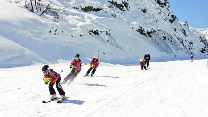 Miembros del Club Ski Elit Mirios en un entrenamiento./ SKI ELIT MIRIOS