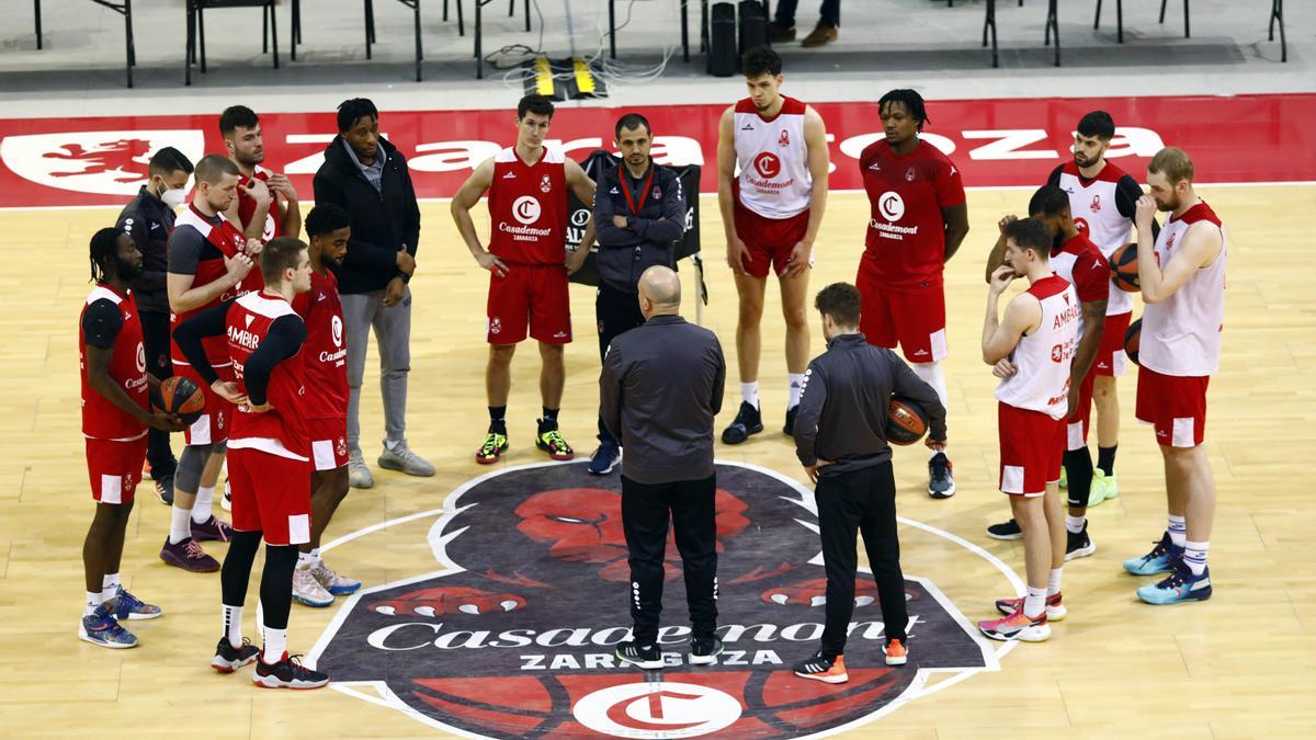 Jaume Ponsarnau da instrucciones tras un entrenamiento.