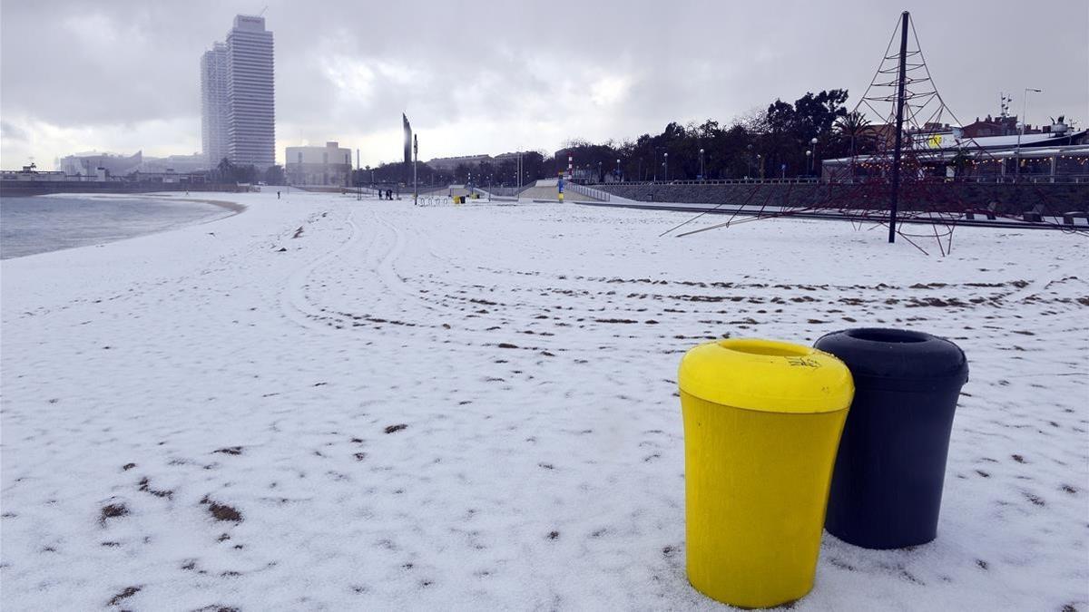 La nieve granulada sobre la playa de la Nova Icària.