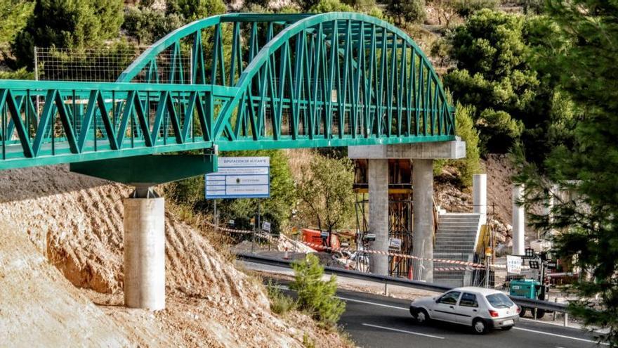 Imagen de la pasarela que salva los accesos a la autovía y que ha sido colocada durante la noche