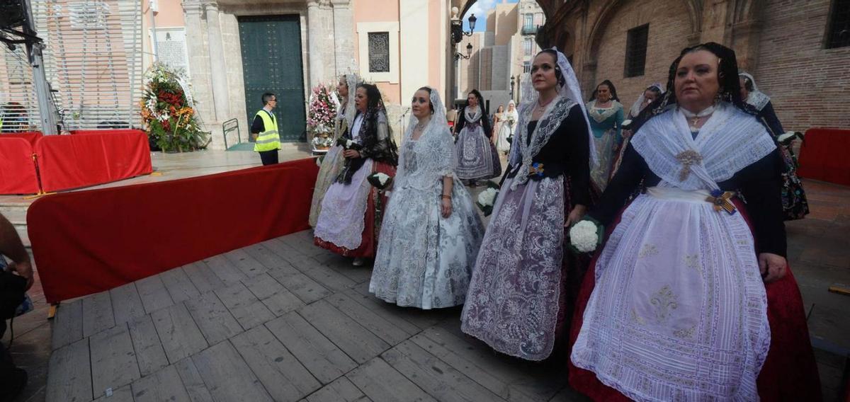 Falleras de una comisión, ayer durante la Ofrenda. | F.BUSTAMANTE