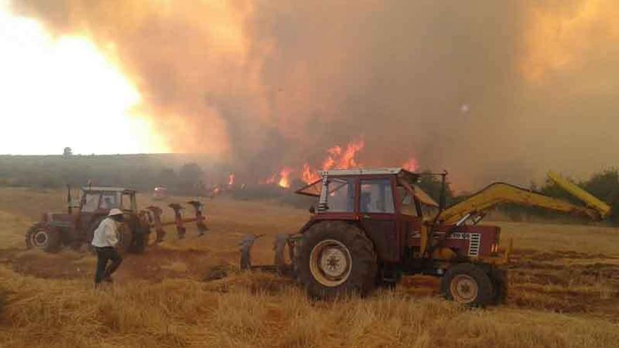 Las llamas cerca de los vehículos agrícolas.