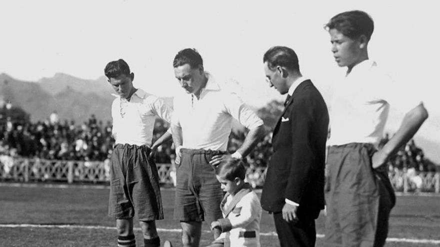 Saque de honor en la inauguración del Stadium. |