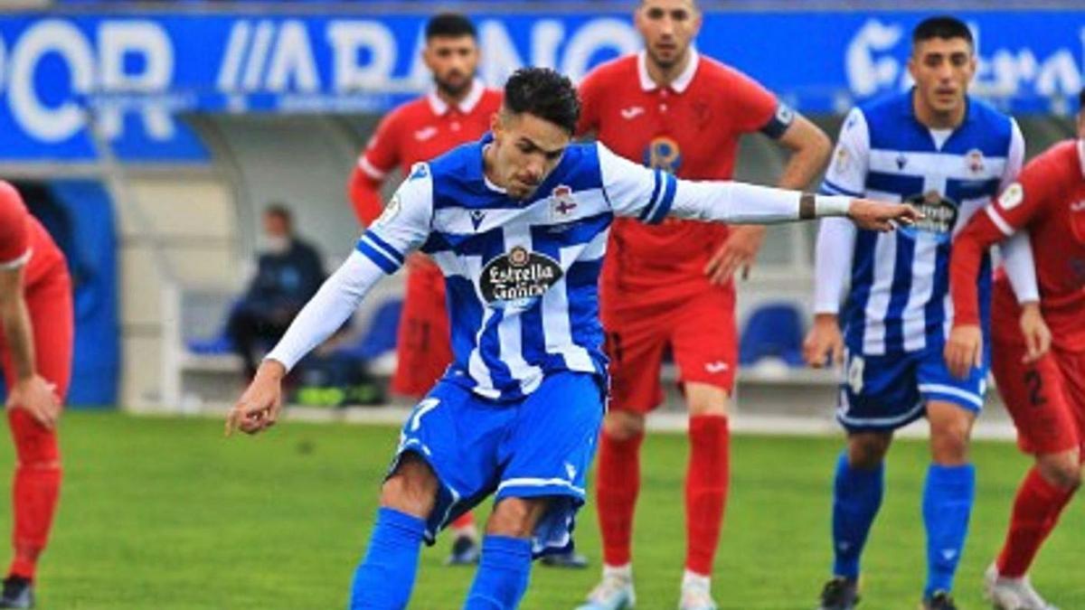 Imagen del partido de ayer en Abegondo entre el Fabril y el Viveiro. |  // RCD