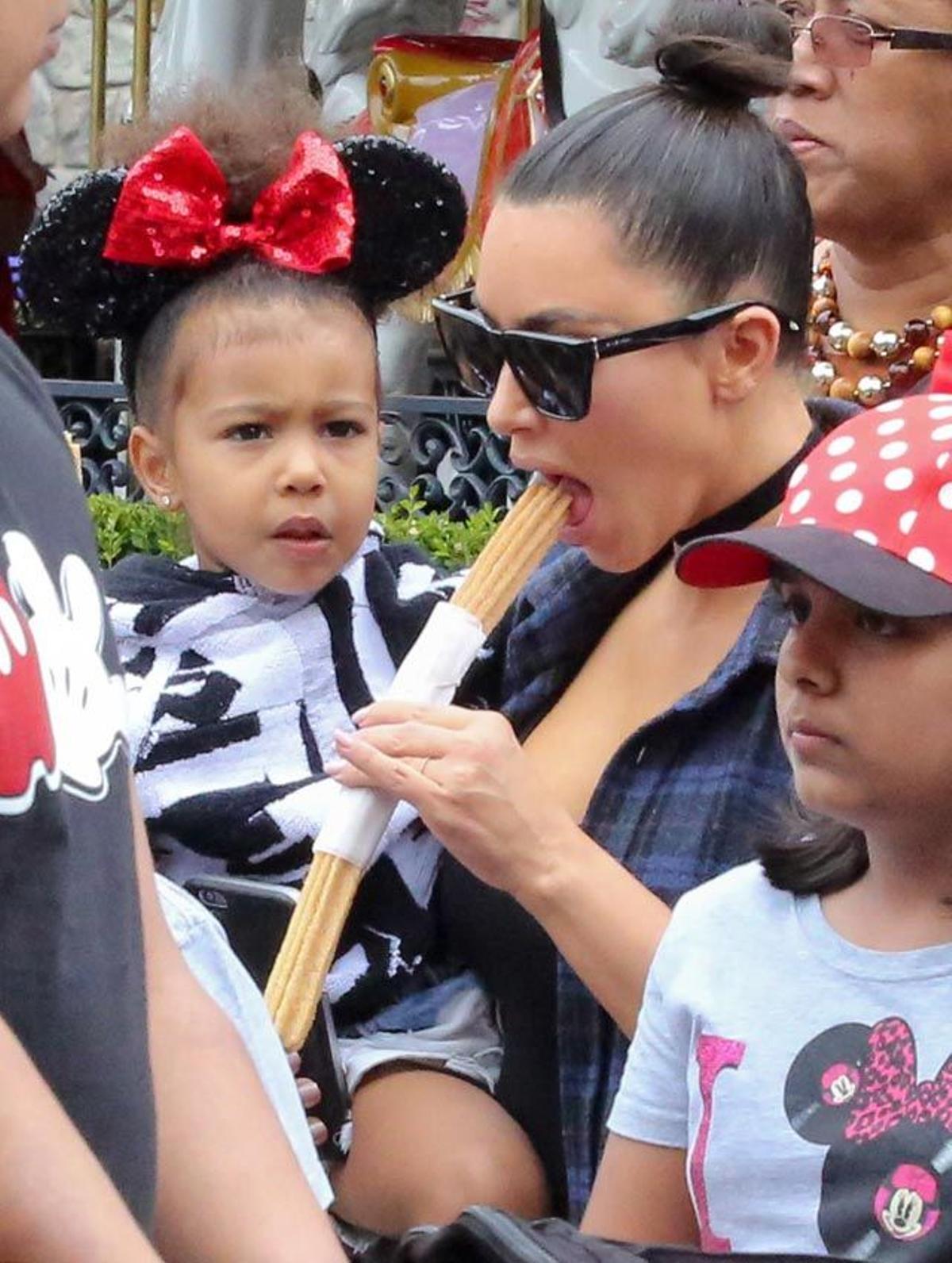 Kim Kardashian coge fuerzas con un churro durante el Disneyland