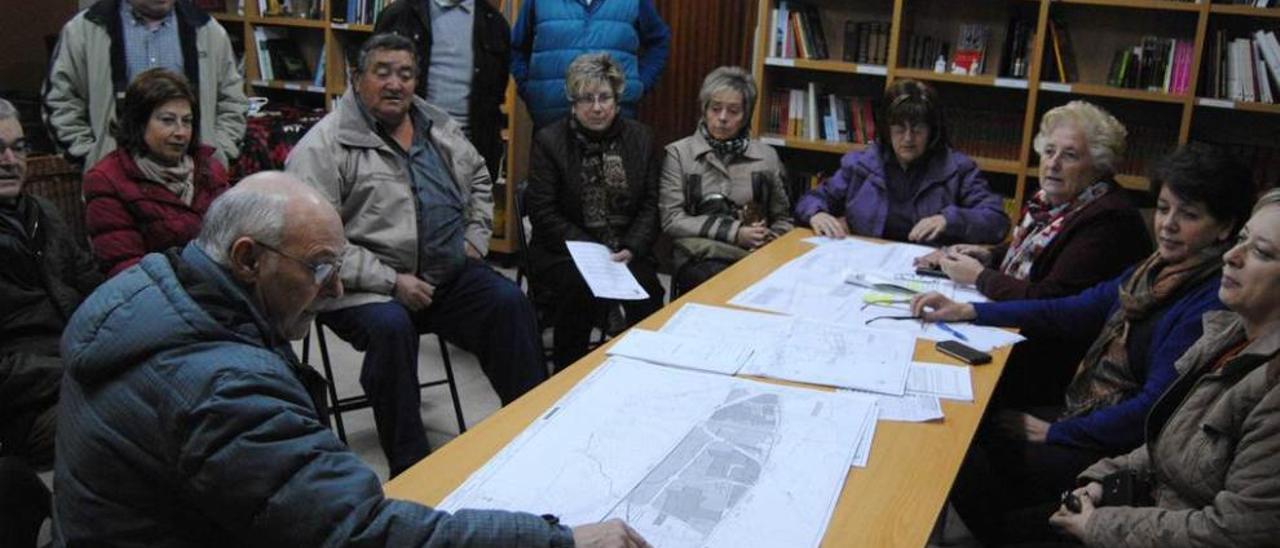 Afectados por el polígono industrial reunidos ayer en Argüelles.