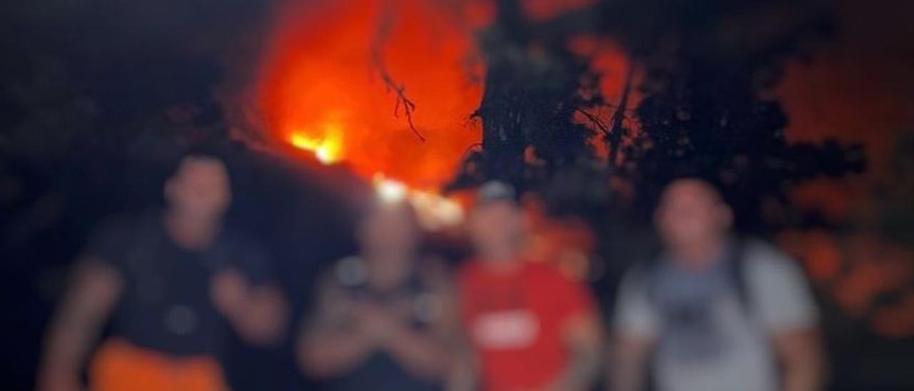Los que se saltaron los controles de seguridad para hacerse un 'selfie' en el volcán de La Palma.